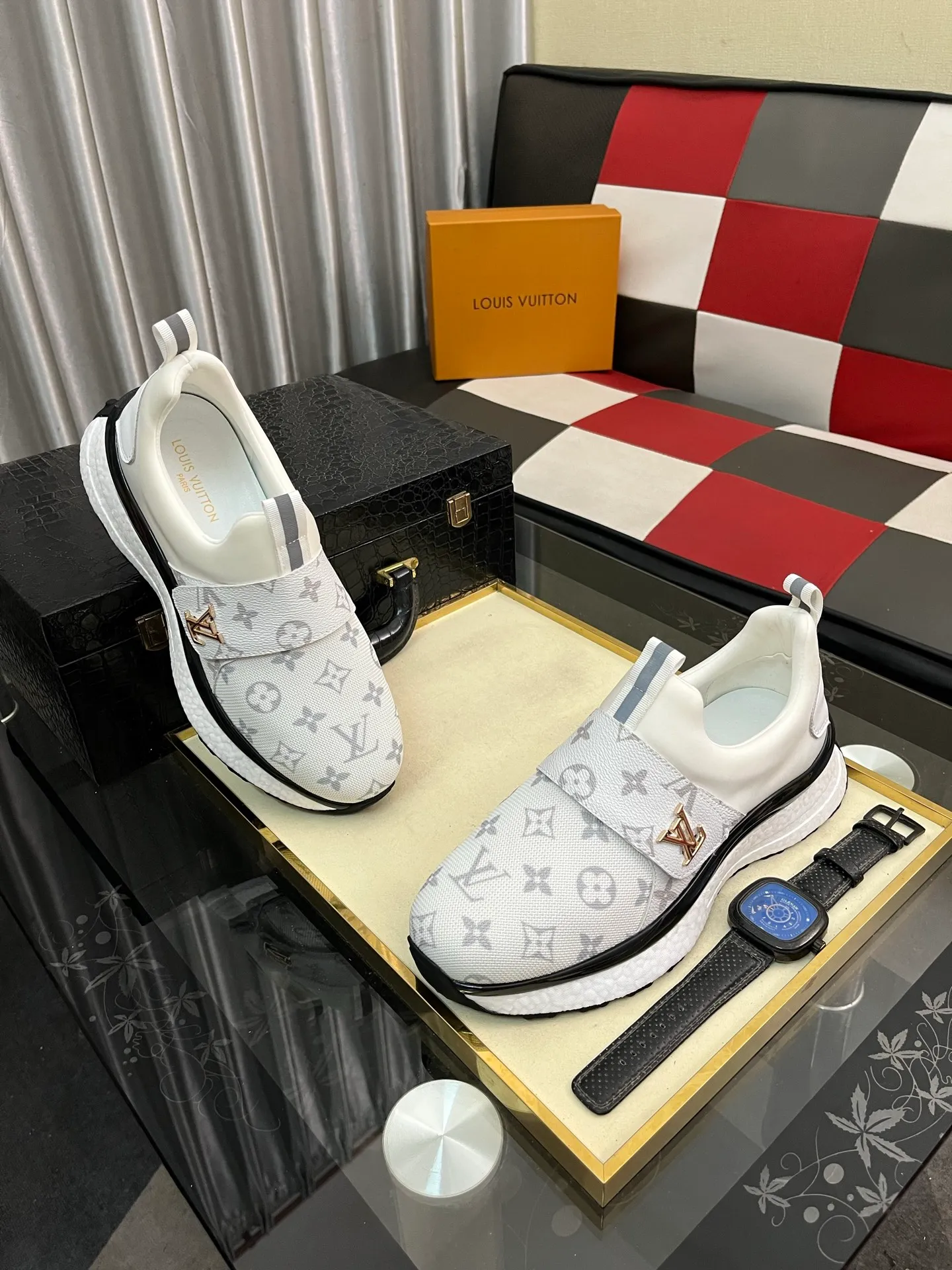 Men's shoes💰458⌚️⌚️"LOUI* VUITTO*" latest popular men's casual shoes ✔️This model is made of original breathable fly woven fabric, super shiny in real life⚡️ Fashionable and versatile, the toe last shape is firm and full, the soles are made from LV original mold and can be put in and out at will. It is light and comfortable for the foot~Purely handmade, details determine the quality! Size:38-442️⃣Colors available